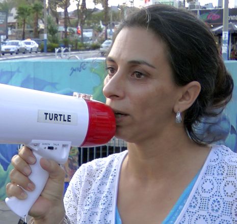 הציתה את סניף הביטוח הלאומי ואיימה בהצתה נוספת