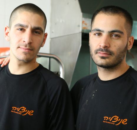 שניצליה - האחים בן ונתנאל מלכה מבשלים ואתם נהנים