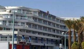 תושב אילת דורש פיצוי: נדרש לענוד צמיד במלון