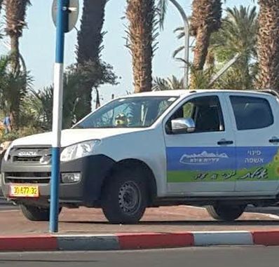 על המדרכה