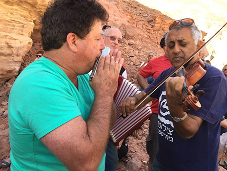 הם לא יפסיקו לשיר 