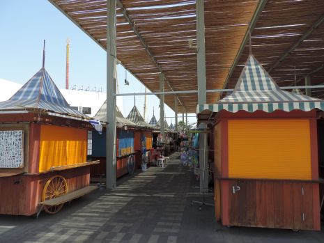 בעלי הדוכנים חוששים: הטפטפות יפגעו בסחורה
