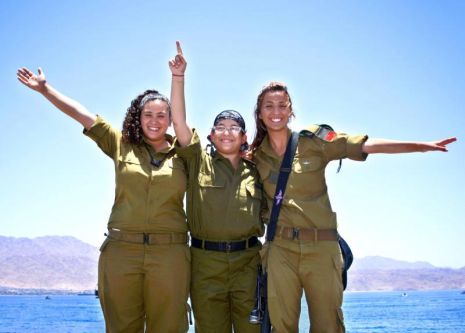 הבכורה בשלישייה הראשונה סיימה בהצטיינות קורס קצינים