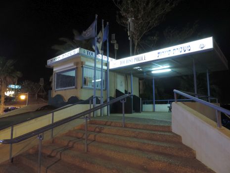 פחד בטיילת: חמושה איימה על תיירים 