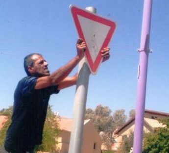 יד ימין אינה יודעת מיד שמאל