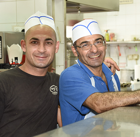 ג'קניס – כבר בת שלושים וממשיכה להאכיל ללא לאות מאות לקוחות מרוצים
