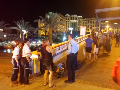 כך מטפלים בהומלס בטיילת: מחביאים אותו מתחת לגשר