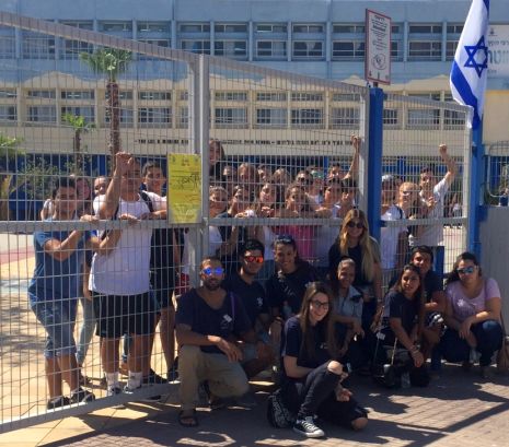 פתיחה צורמת ב'גולדווטר': עשרות בוגרים ותלמידים הפגינו 