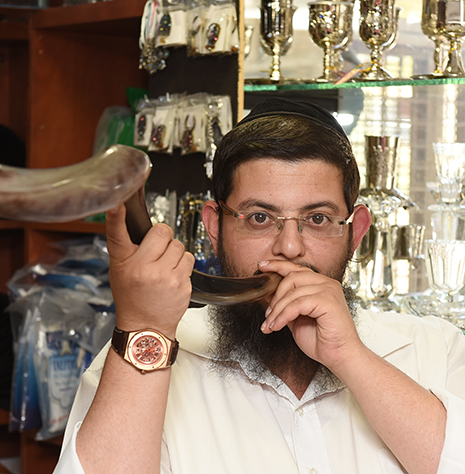 תפארת  - חנות קטנה לתשמישי קדושה ויודאיקה שיש בה הרבה מאד