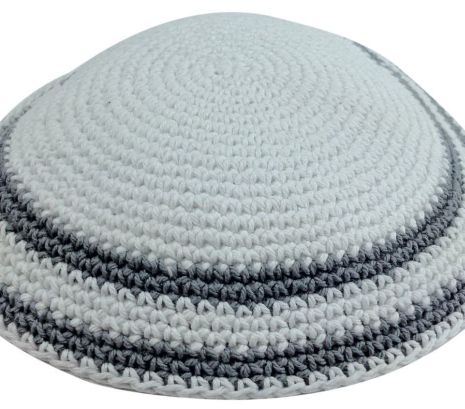 הניח כיפה על ראשו וגנב כסף מבתי כנסת