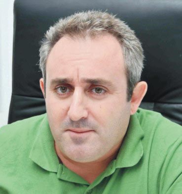 אבי אטיאס יכול לחייך? 