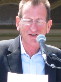 יצחק הלוי נפגש עם חולדאי בשל הכוונה לסגור את 'שדה דב'