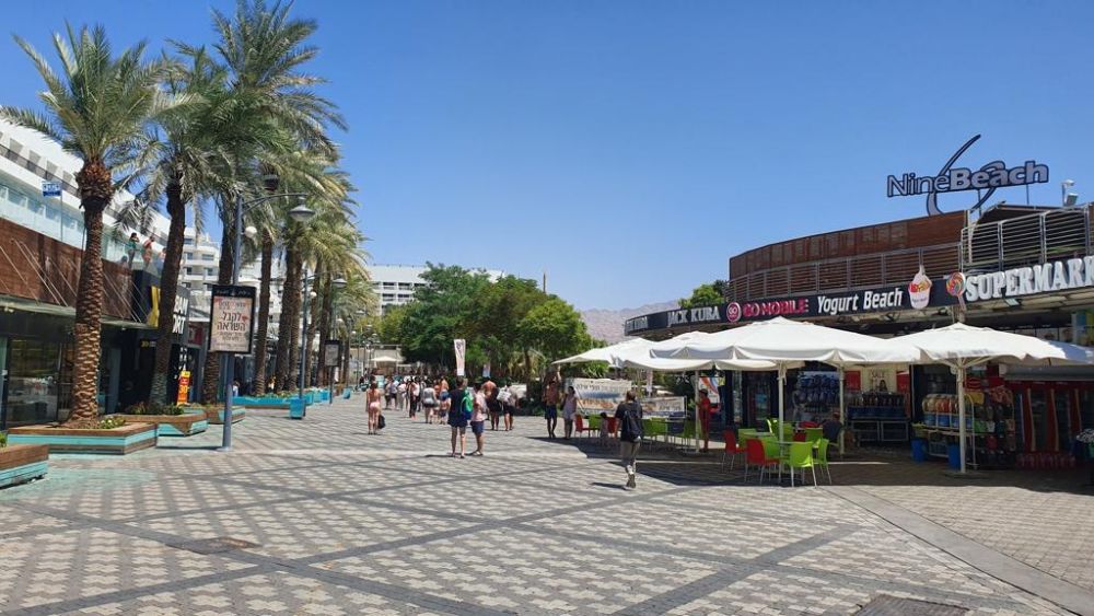 כתב אישום ומעצר עד תום ההליכים נגד שלושה צעירים שתקפו גבר לעיני משפחתו בטיילת אילת