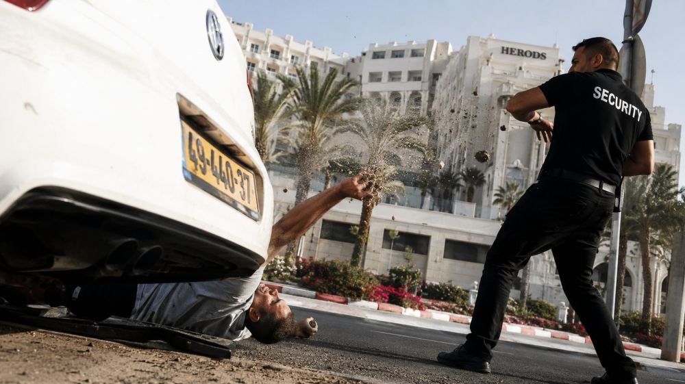 הושיט יד לנשק המאבטח לאחר שהסתתר מתחת לרכב