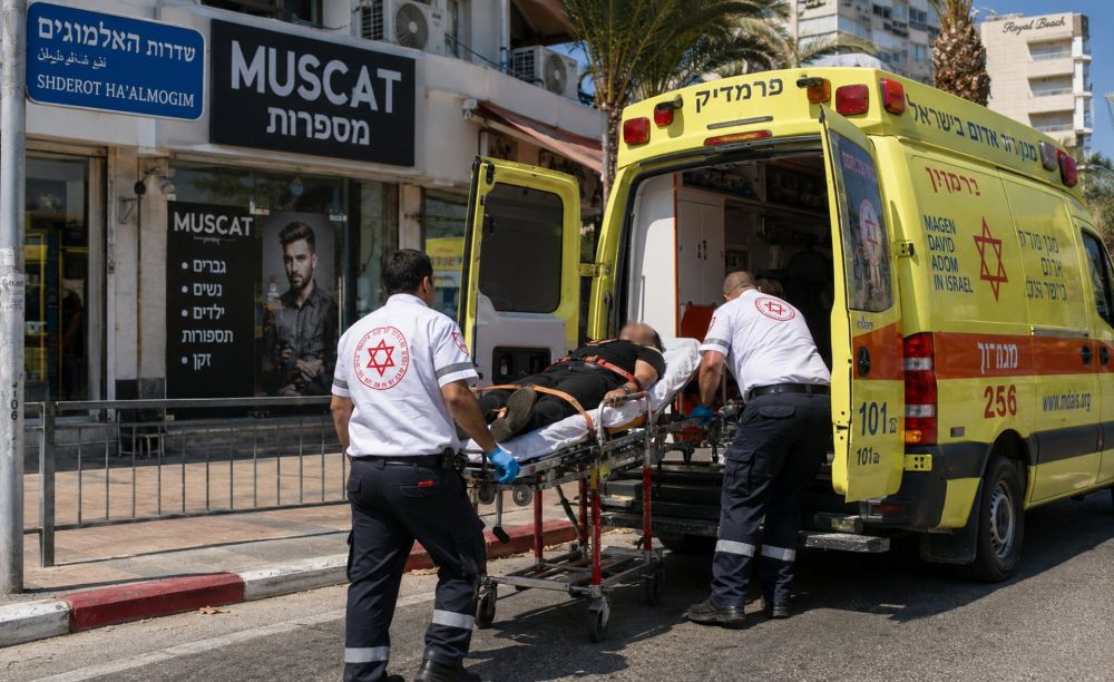 הואשם שהכה אדם בראשו באמצעות טלפון נייד על רקע חוב כספי