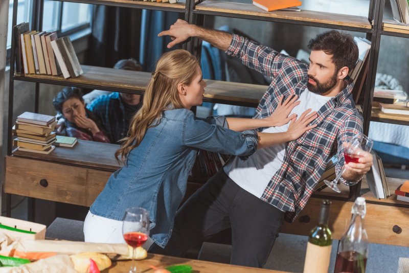 אילתית שילדיה הוצאו מחזקתה קיבלה עונש קל על תקיפת בן זוגה