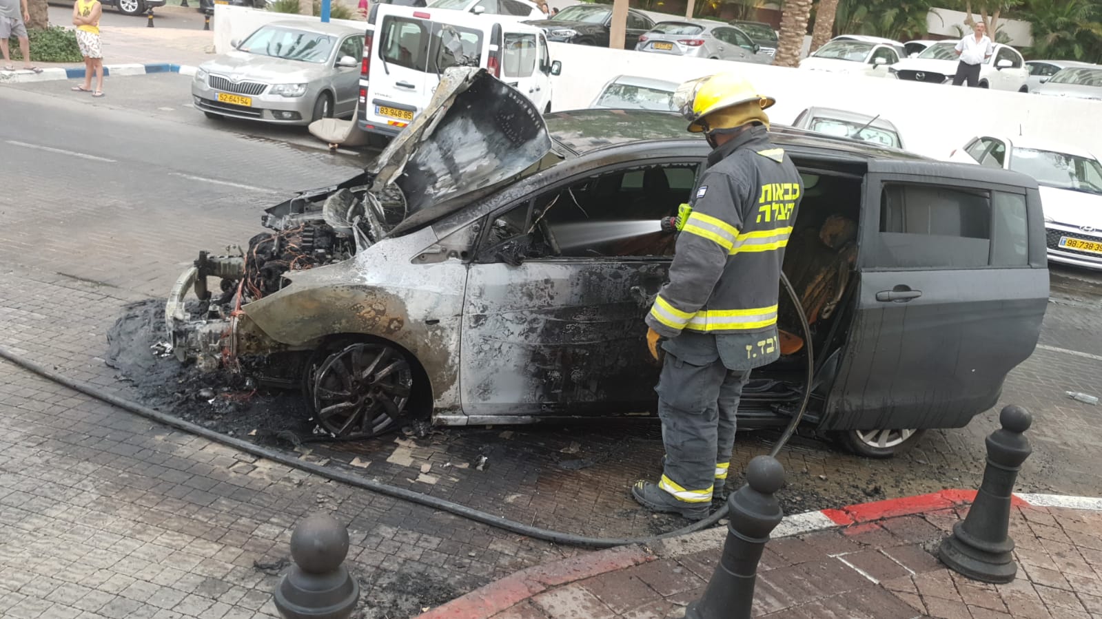 צפו: רכב נשרף בחזית מלון ריביירה באילת
