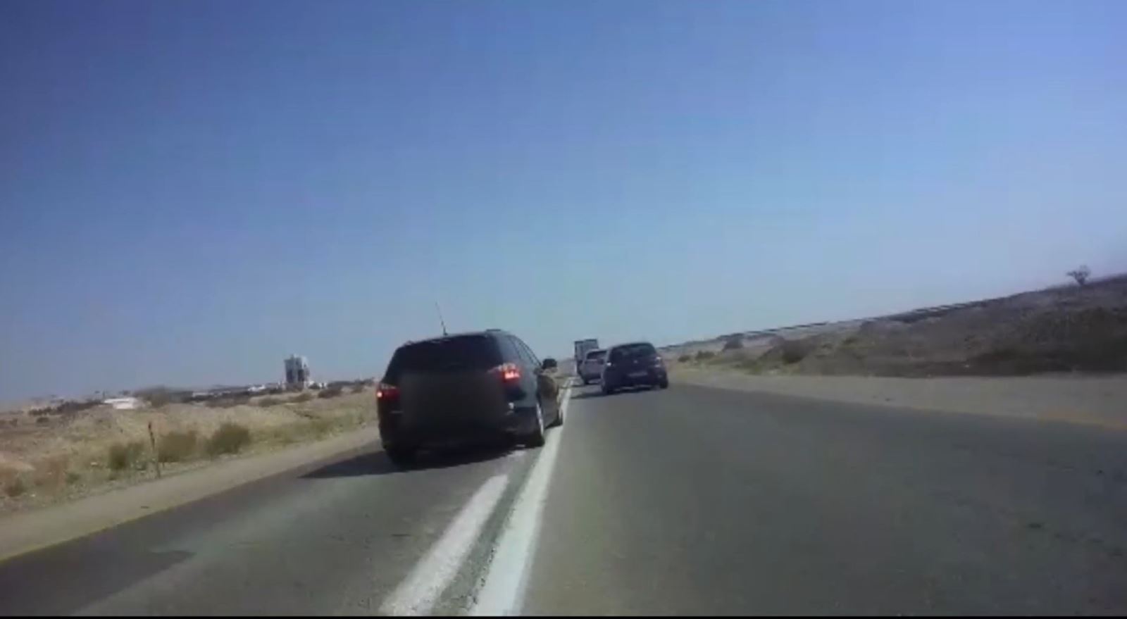 צפו: רכב עוקף אופנוע משטרתי תוך חציית קו הפרדה רצוף על כביש 90