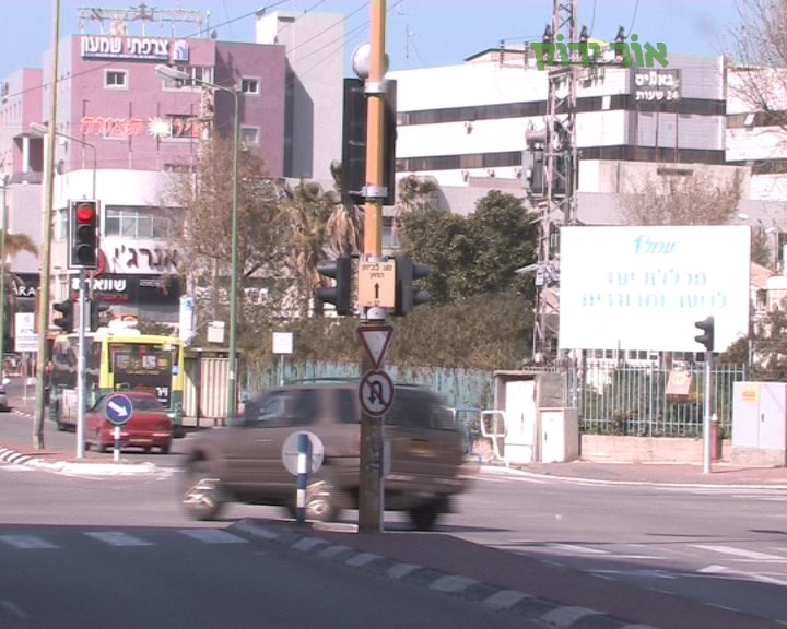 ירידה של 22% במספר הדוחות שנרשמו  לנהגים שחצו צומת באור אדום בשנת 2017 לעומת שנת 2016 – כמה דוחות חולקו במחוז הדרומי?
