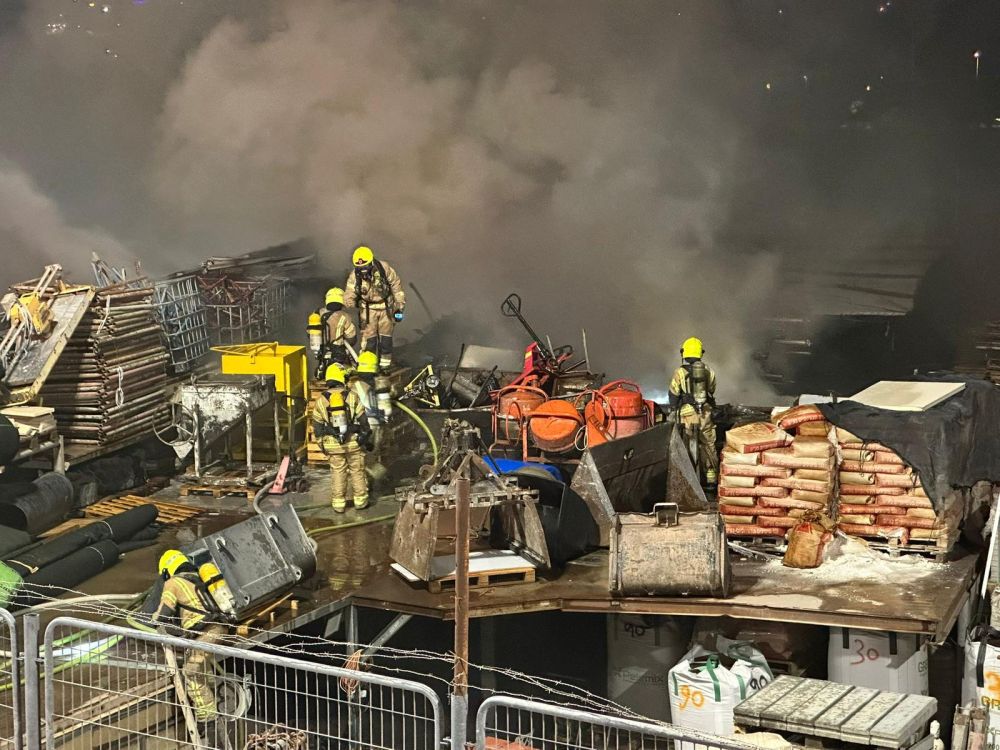 שריפה במתחם בית וגן באזור התעשייה באילת: נזק לרכוש, אין נפגעים