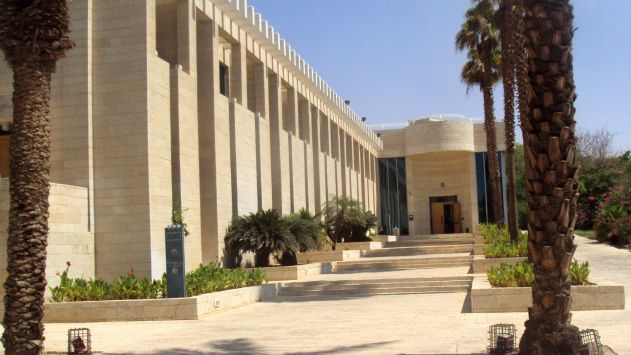 כתב אישום נגד תושבת חולון: תקפה שוטרים ואנשי צוות בבית מלון באילת