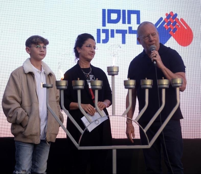 אשת נשיא המדינה הדליקה נר חנוכה באילת למען החטופים