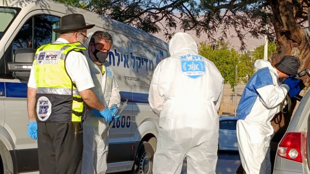 שני מקרי מוות באילת בתוך זמן קצר: אישה נמצאה ללא רוח חיים ברכבה, גבר אותר בביתו לאחר כיומיים
