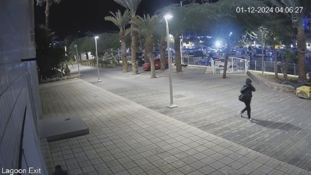 צפו בתיעוד: אב ובנו נאשמים בהתפרצות לחנות דינמיקה בטיילת אילת 