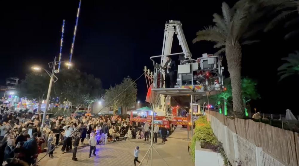 צפו בלוחמי האש מדליקים חנוכיה על מנוף בטיילת אילת