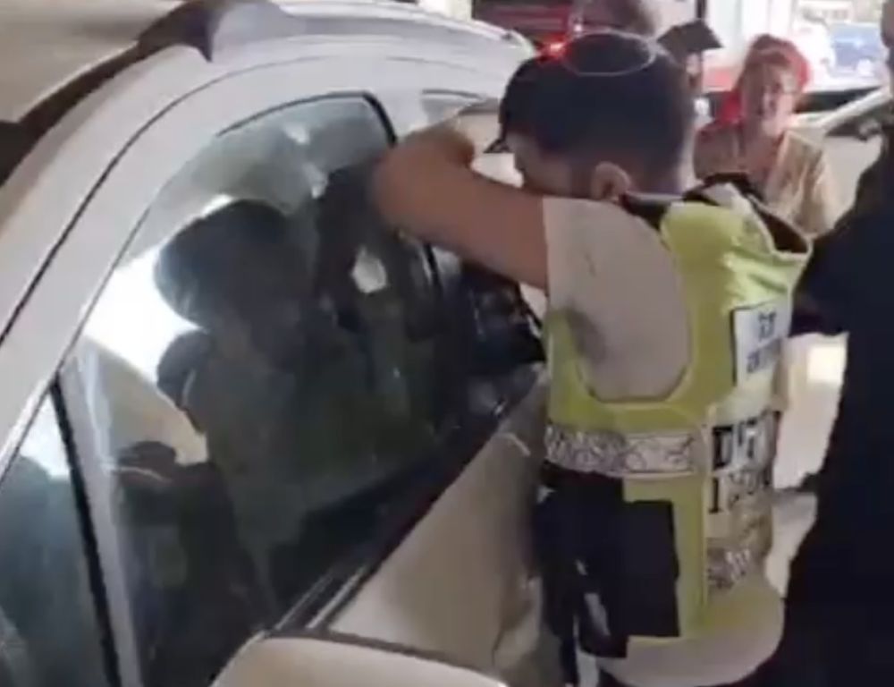 צפו: פעוטה חולצה מרכב נעול באילת