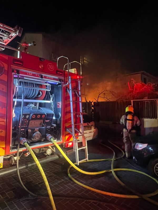 שריפה בחצר בניין מגורים באילת: הדיירים פונו, אין נפגעים