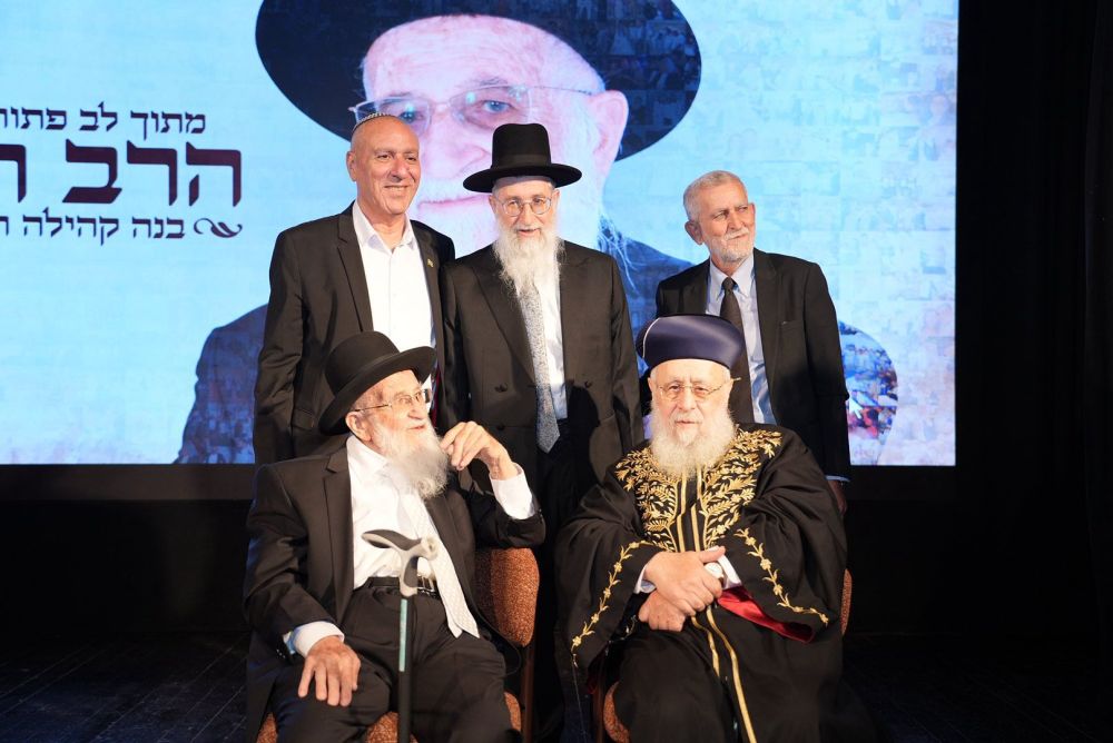 הכתרתו של הגאון הרב יאיר הדאיה שליט''א הערב לרב העיר אילת ע''י מרן הראש''ל הגר''י יוסף שליט''א ואביו רבה המיתולוגי של אילת הגאון רבי משה הדאיה