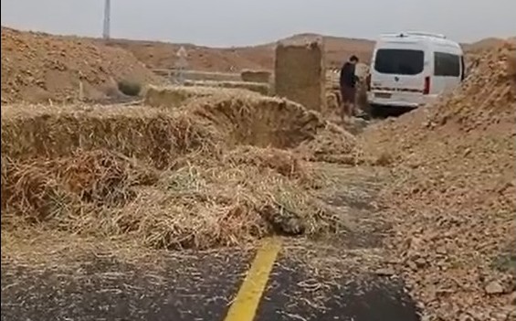 צפו: ערימות חציר חסמו את כביש הערבה