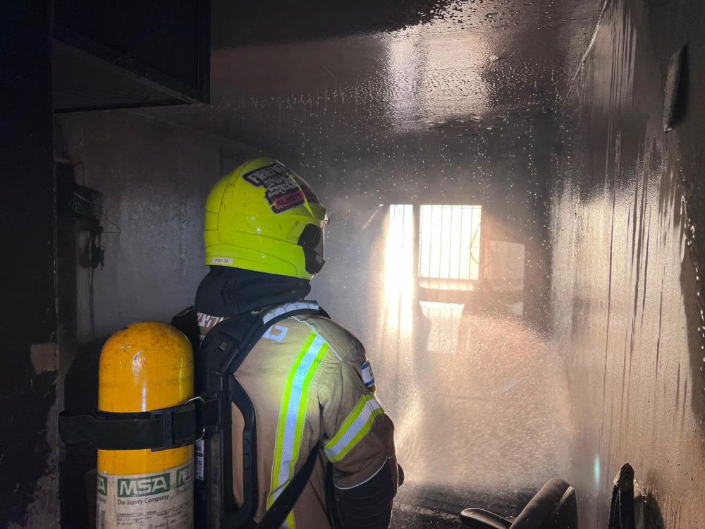 *שריפה בדירה באילת: לוחם אש חילצו לכוד במצב קשה  *