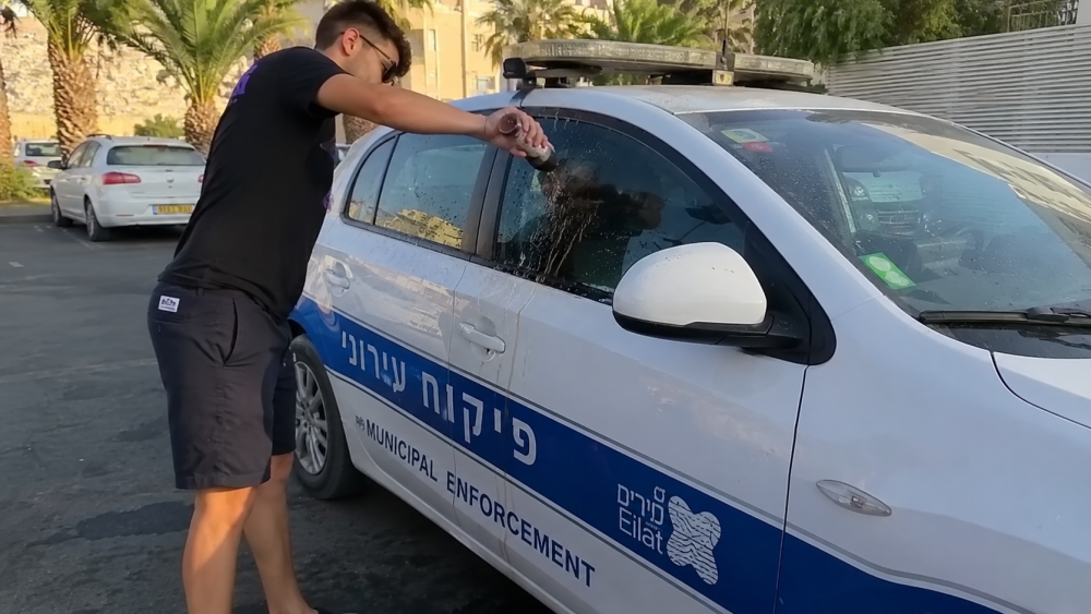 תושב אילת חשוד שבעט בניידת פיקוח ושפך עליה קולה