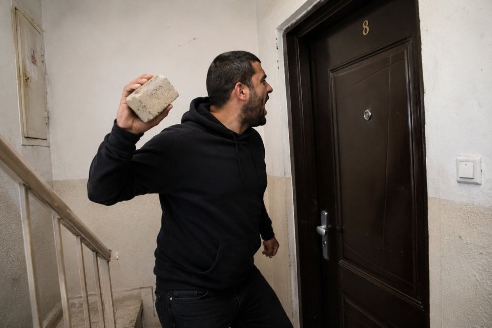  אישום באילת: איומי רצח בעקבות עקיפה בכביש הסתיימו בדפיקות על הדלת עם לבנה ביד
