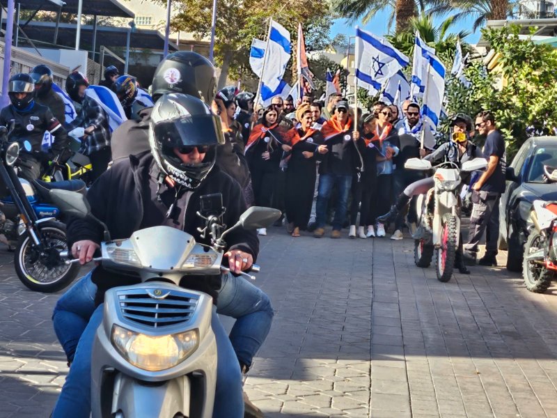 צפו: חבריו ומוקירי זכרו של לידור יוסף קרואני ז''ל בשירה לבית העלמין