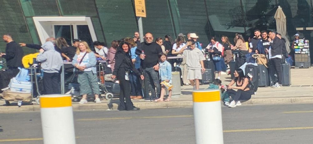 עשרות תיירים צרפתים תקועים בשדה התעופה רמון: ''ממתינים מעל שעה למונית''