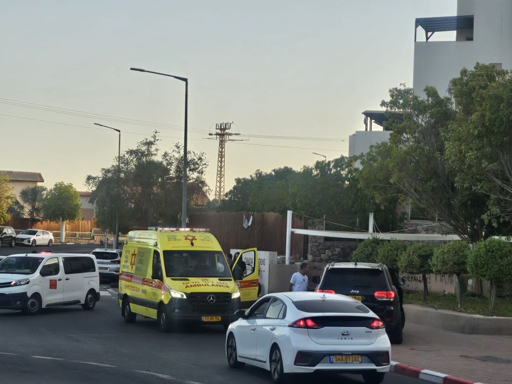 קטטות בני נוער בזירת קריסת תיבות הדואר באילת - ילד התמוטט ופונה