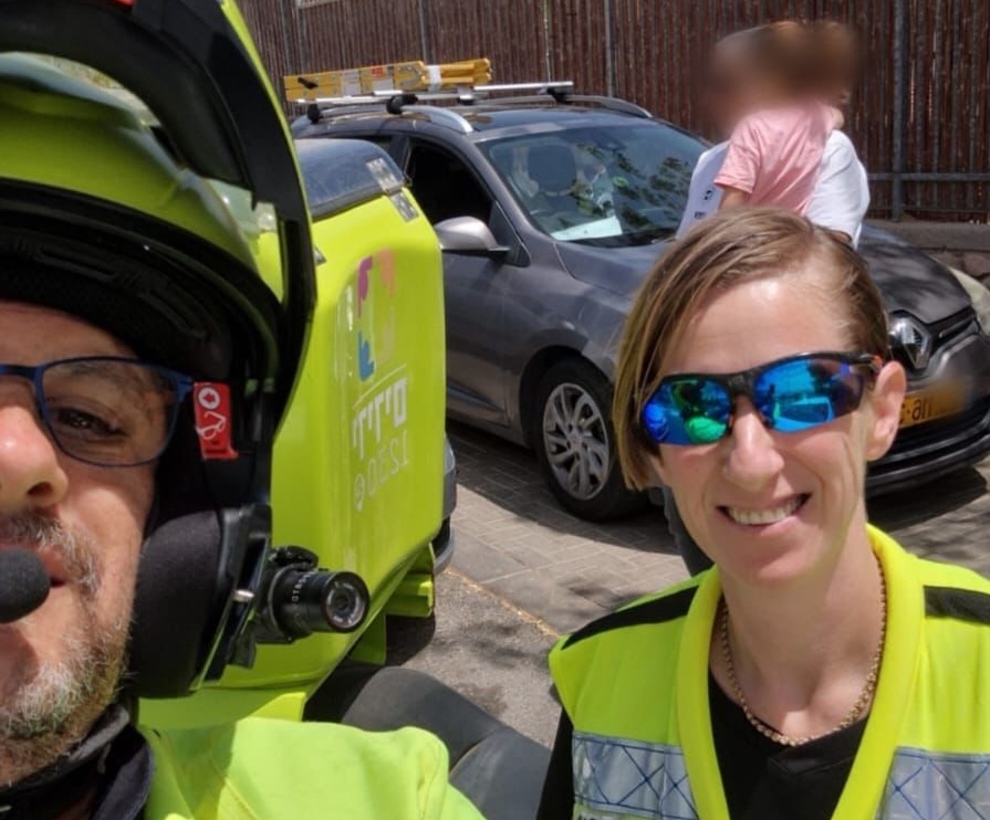 תינוק ננעל ברכב באילת – חילוץ מהיר של ידידים  וכיבוי אש