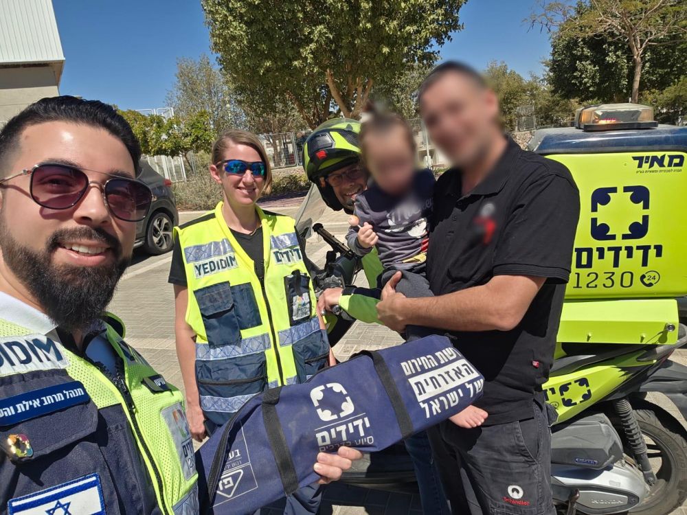 פעוט ננעל ברכב בחניון בית ספר באילת: חולץ בשלום לאחר שנשבר חלון הרכב