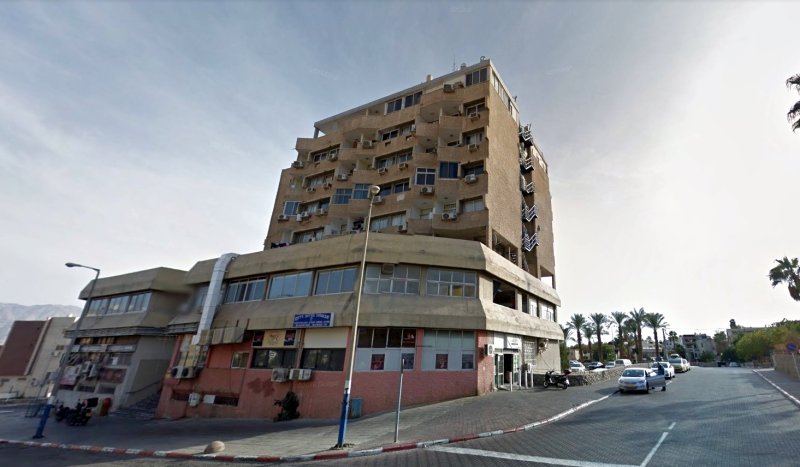 תקיפה קשה במרכז מור באילת: שני בעלי עסק נאשמים שחבלו בפניו של אדם שחשדו כי גנב מהם