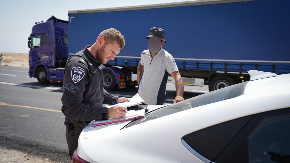 ליקויים רבים ומסכני חיים במשאיות: מבצע אכיפה של המשטרה בערבה