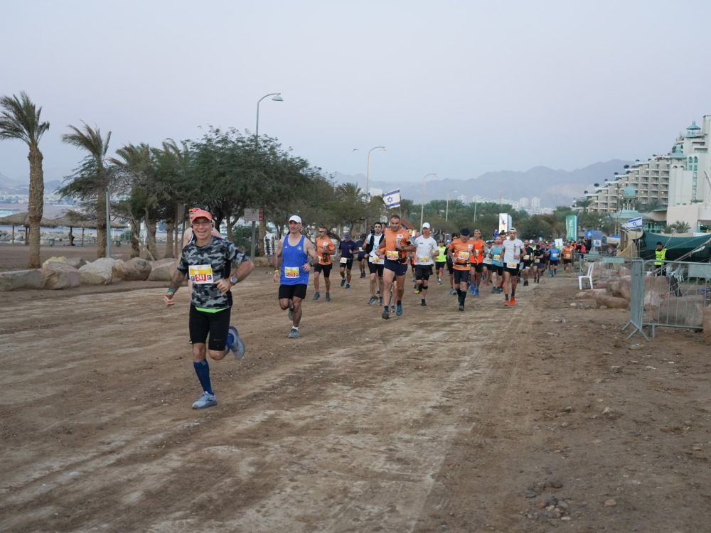 המרתון המדברי ה-15 באילת יוצא לדרך: חגיגת ריצה בינלאומית בלב המדבר