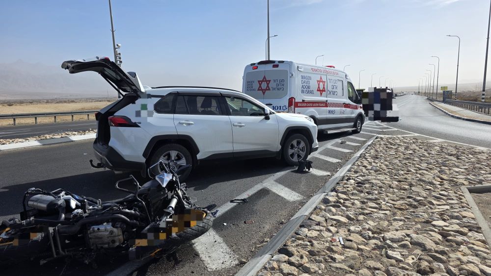 אופנוע עם שני רוכבים נפגע בכביש 90 ליד באר אורה – שני צעירים פונו ליוספטל במצב בינוני