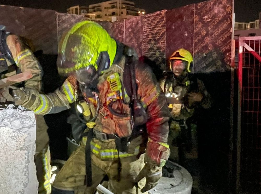 עשן שחור משכונת האלמוגים: שריפה פרצה במבנה תת קרקעי נטוש באילת