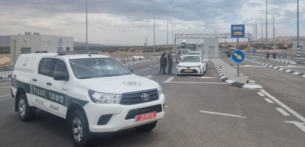 החשד התהפך בכניסה לאילת: המסיע שוחרר, הנוסע נשאר במעצר על זיוף והתחזות