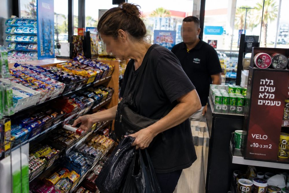 תיק עוני באילת: דרת רחוב נעצרה בחשד לגניבת מוצר מזון מתחנת דלק