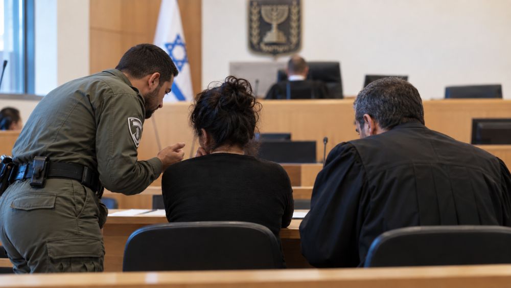 נעצרו בכניסה לאילת, שוטר תרגם את דיון המעצר של האישה
