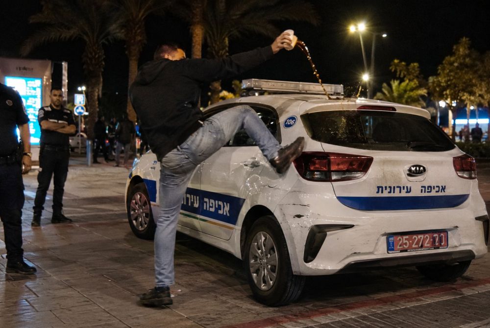 תושב אילת חשוד שבעט בניידת פיקוח ושפך עליה קולה
